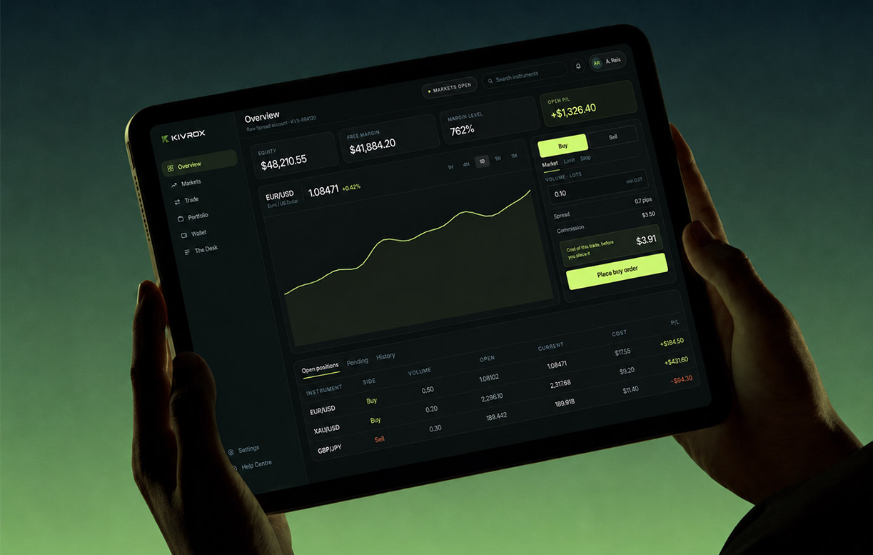 Mãos segurando um tablet que exibe o dashboard de trading Kivrox