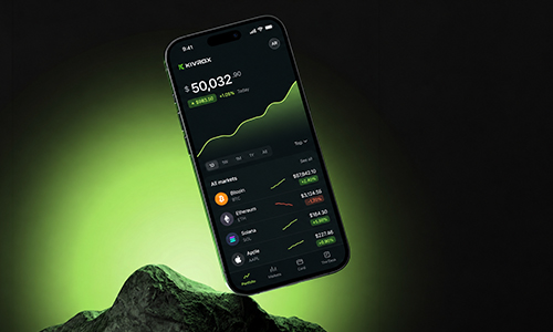 Smartphone exibindo o dashboard de trading Kivrox sobre uma montanha